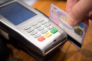 Μείωση 50% των προμηθειών στα POS για συναλλαγές έως 10 ευρώ στη «Μικρή λιανική» – Τι προβλέπει η τροπολογία